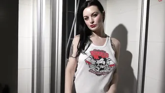 Alissa Noir play with her pink clit