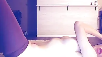 Magic_R00M babe cums off toys