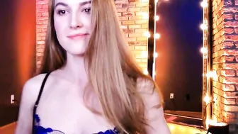 rocknrose Juicy chick fucks herself in cunt