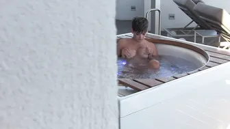 Sweet_tiff Busty bitch fucks her shaved pussy