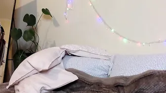 Mary_Honey Elegant whore massages juicy vagina