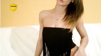 miki560 возбуждает свою дырочку пальчиком