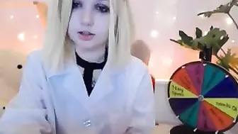 lilkittenluna Hot lady squeezes tits in the kitchen