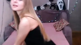 Shelly gorgeous chick fucks cunt with sex toy