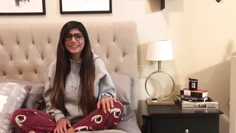 Mia Khalifa luscious blonde masturbating cunt