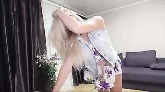 Milishanya dark haired babe chatting in free chat