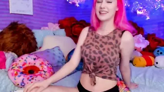 clarakitty seductive skin masturbates pussy