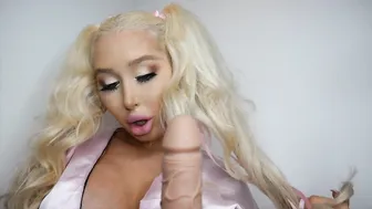 AmandaToy pretty girl fucks her cap