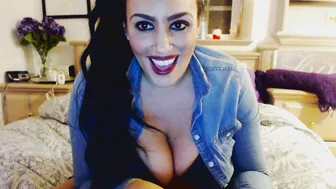 ArabicGoddess manyvids skinny female rubs herself with oil