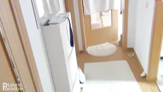 LauraParadise manyvids the bespectacled babe is planting her fingers in her cunt