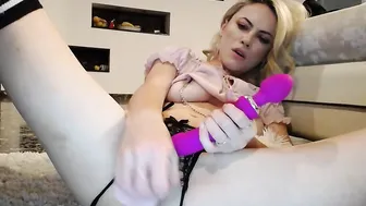 Sensationowl  charming babe magically shows her body