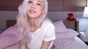 idaaaaaa young sluts get naked and jerk off