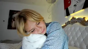 kiradivine charming babe in free chat