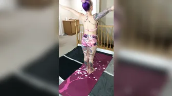 Daizha Morgann  manyvids- OiLY NAKED YOGA FROM SNAPCHAT