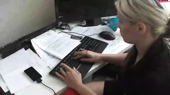 Selina-666 B??roschlampe blank in die Fotze gespritzt