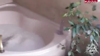 Julia-Herz Hei?Яes Baden in sexy Klamotten