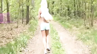 Sharon-Privat Joggerin wichst geil ihr F??tzchen unterwegs ab