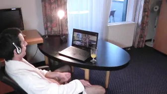 KissiKissi - Hotelgast beim Wichsen erwischt