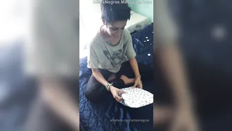 CUCKOLD FANTASY JUST ARGENTINO onlyfans 02.01.2019 FELIZ NAVIDAD Kat abri el regalo que le trajo Santa Claus y al parec