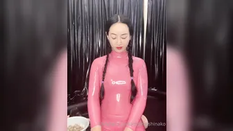 mistresshinako 20 08 2020 101844923 Putting on a latex mask and gloves