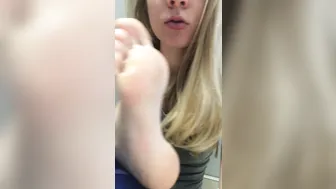 thecherryblond 7-11-2019-13.70.3990-Tasting my sweaty gym feet