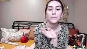 daydreamur_gurl naughty slut fucks herself with a phallus