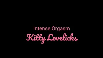 Kitty Lovelicks loves jerking off and catches the buzz from the process