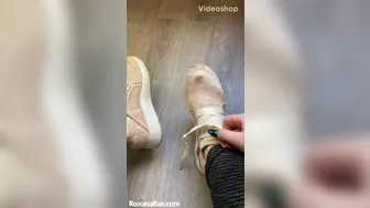missroxanarae-20-10-2019-12571893-Taking my shoes and socks off after the gym today