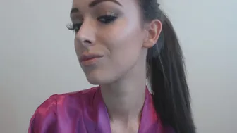 laurenlouise lauren shows her ears and pulls them ManyVids