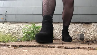 Olivia Vee Outside pee with masturbation