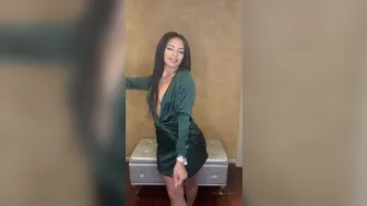 houstonshazel 09 10 2019 How does green look on me I m availab