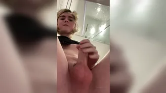 ellahollywood 07 01 2020 18273829 (Trashboi content) glass plug action