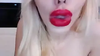 realbarbiebimbo  making herself scream