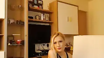 sugarthea  Fucks her finger