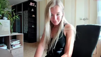 lana_in_wonderland crazy girl plows pussy with phallus