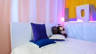 Blon-D-Wine ласкает свою выбритую пизденку