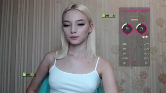 Sweetgirl красивая малышка знает толк в вебкаме