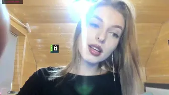 MissFentasy1 демонстрирует всем как она себя трахает