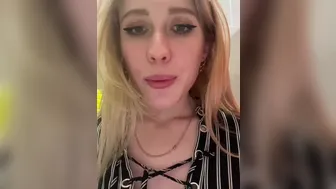 Likachkaa трогает свое молодое тело