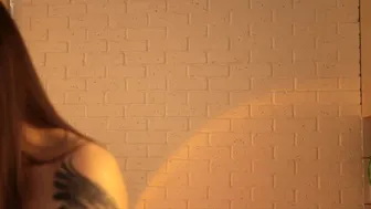 IzabellaOne ласкает свои дырочки с вибратором