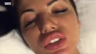 SINDISWEET показала свою классную выбритую писечку