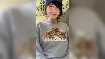 Elizabeth Reed, elizabethreed Black-haired beauty inimitably caresses herself