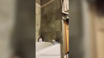 Elizabeth Reed, elizabethreed Dick shows off her shaved cunt