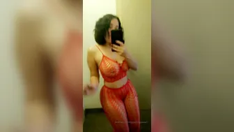 QueenRogue onlyfans Long haired slut caresses sex lips