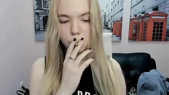 nikkishygirl  fucking her sweet pussy