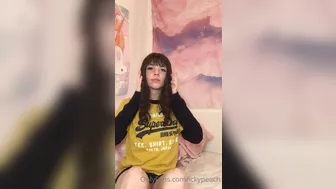 ickypeach  onlyfans Shaggy slut caresses shaved cunt