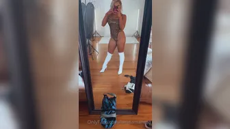 laraskye  onlyfans Skinny s lick cunt in pose