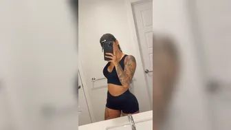 gvalentinaxxx  onlyfans Gorgeous lady pulls her wet pink hole with her hand