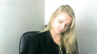 avilena  Rubs Pussycat to Orgasm