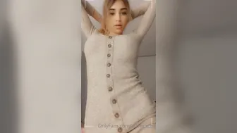 Adelinebri  onlyfans  Zierliche Schlampe streichelt ihre nass